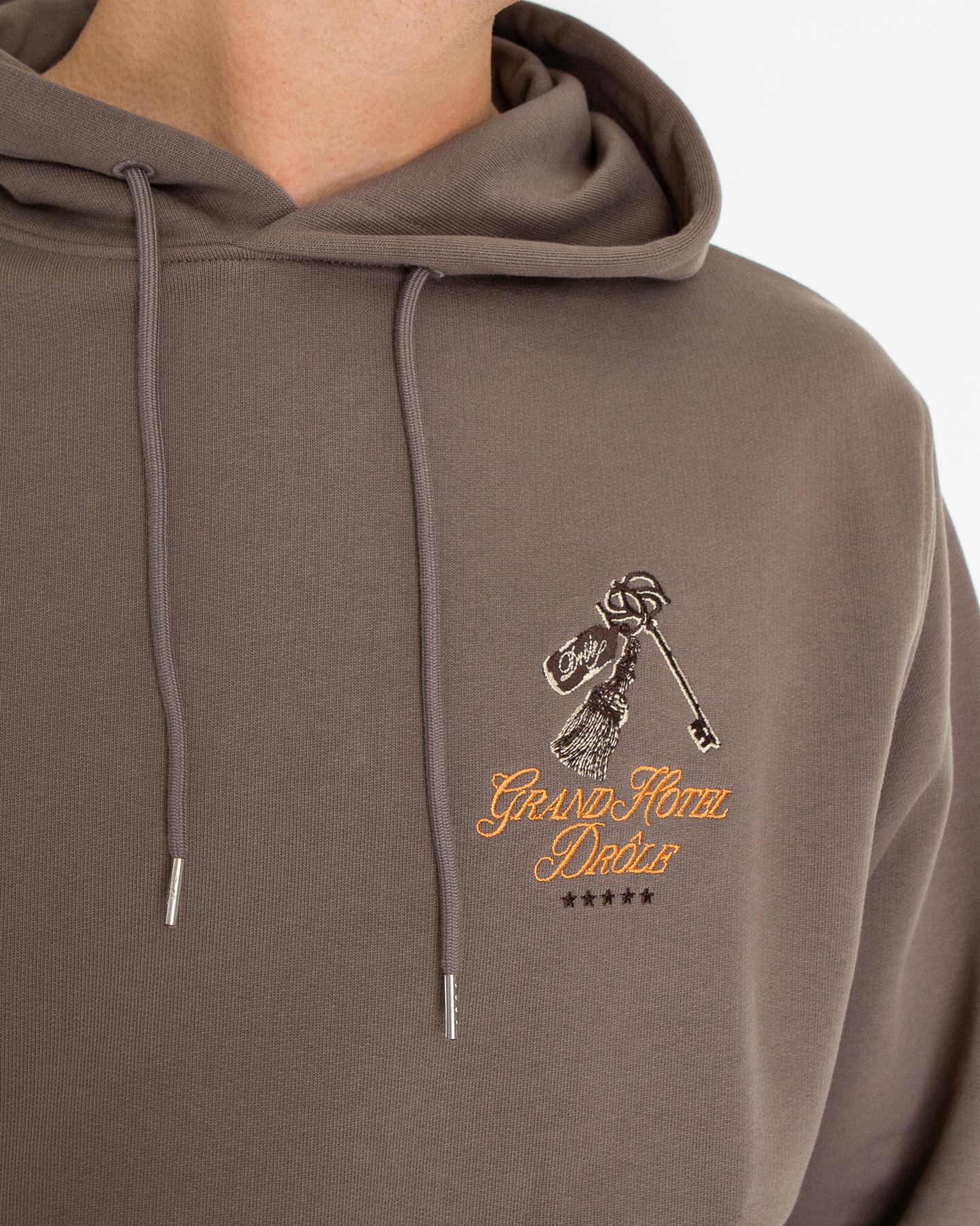 Drole De Monsieur Heren Grand Hôtel Hoodie Bruin