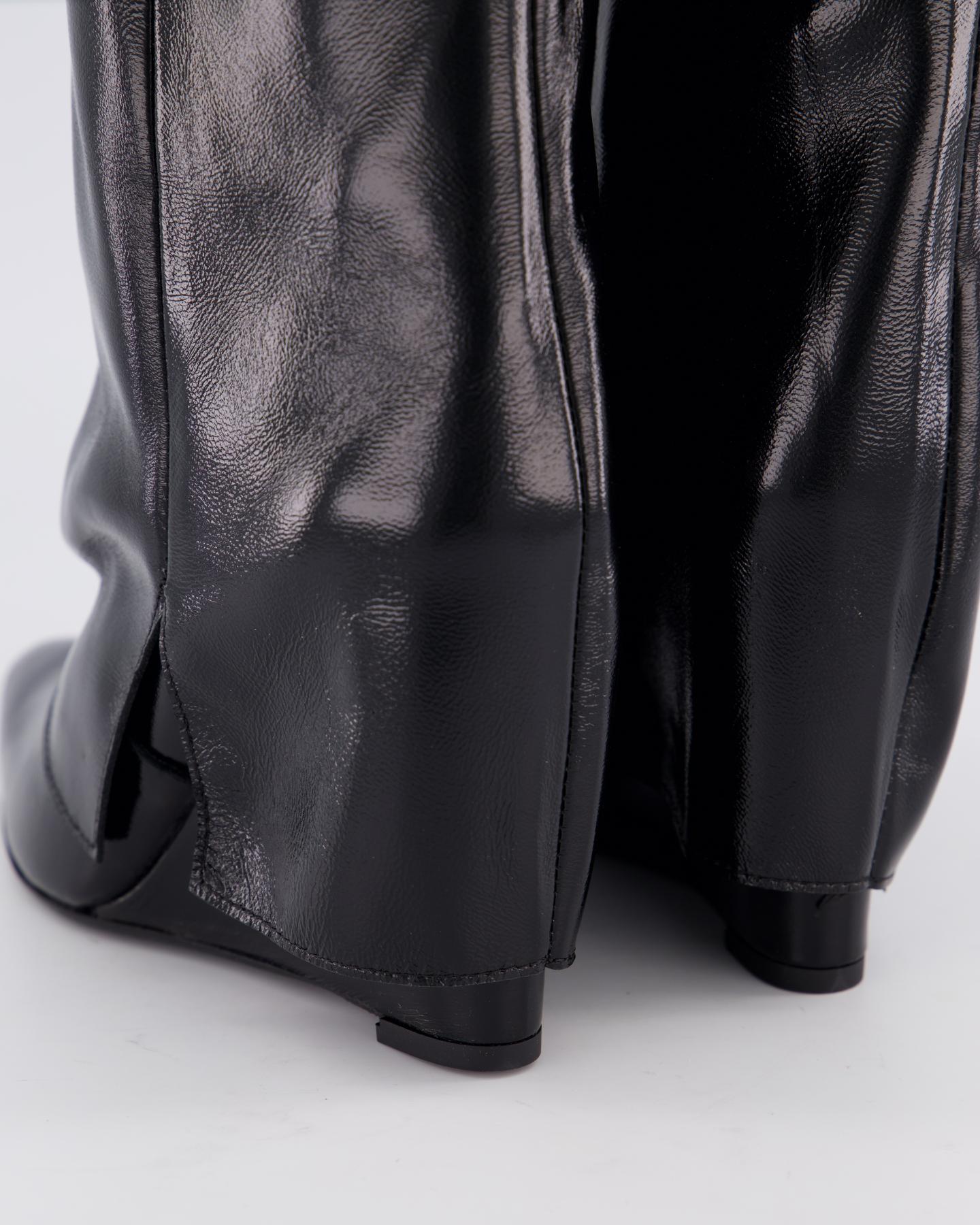 Dames Studded Shiny Leather Wedge