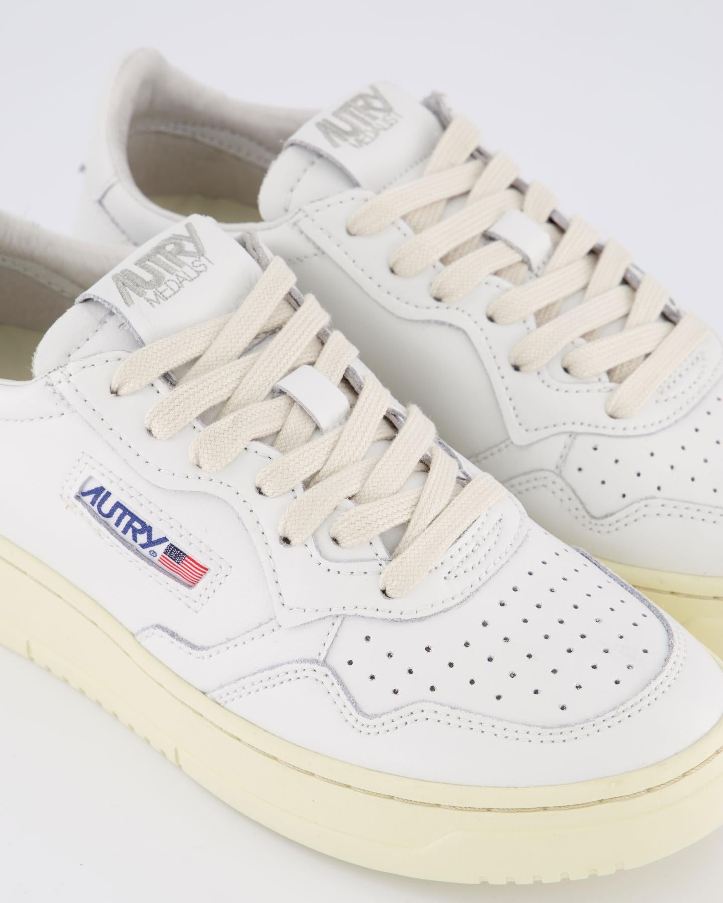 Women 01 Low White