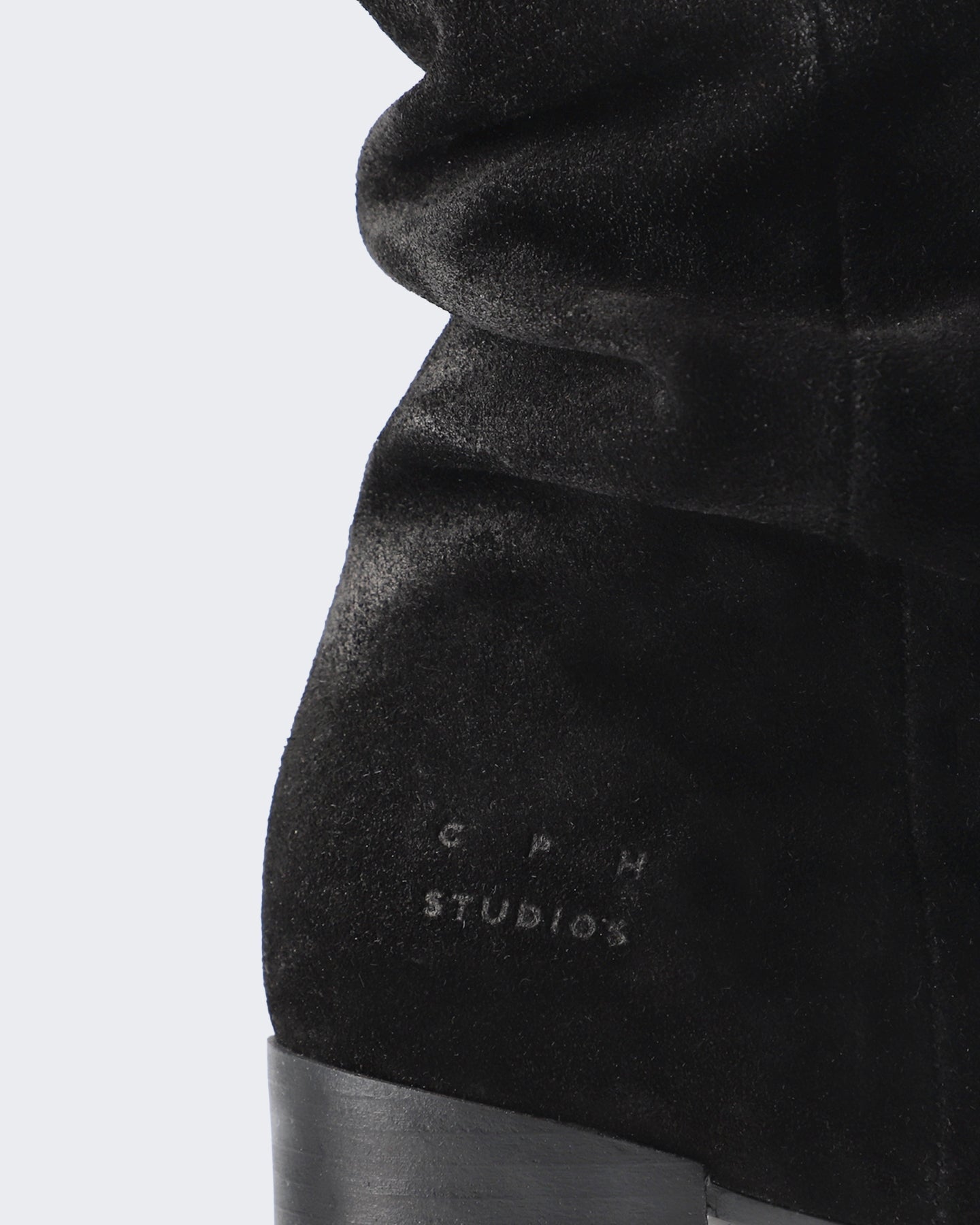 Copenhagen Studios Dames Suède schoen in strak zwart - Eleganza.nl