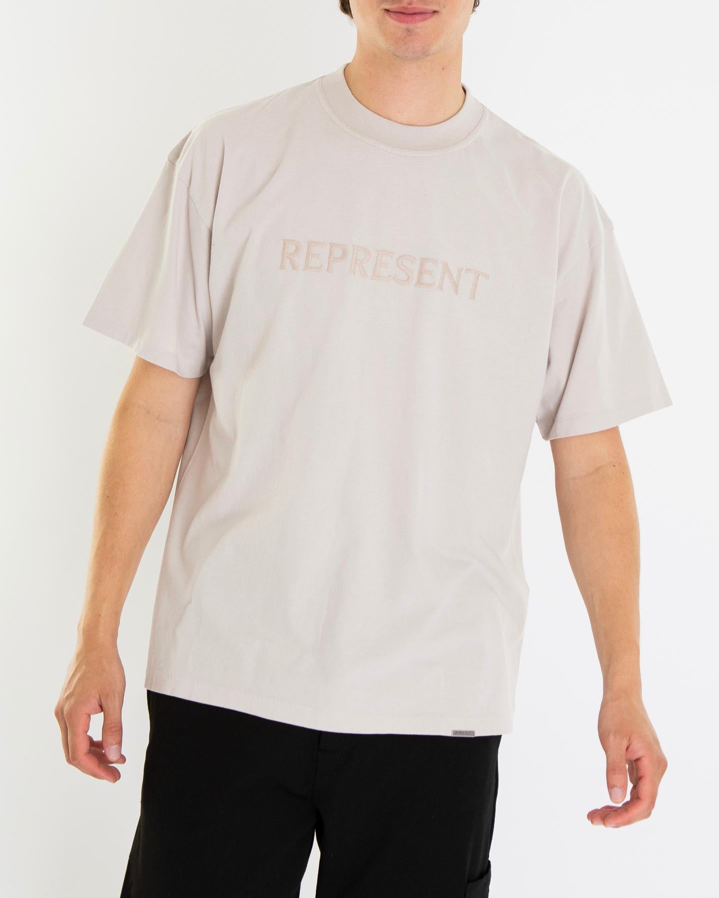 Heren Embroidered Serif TShirt Grijs